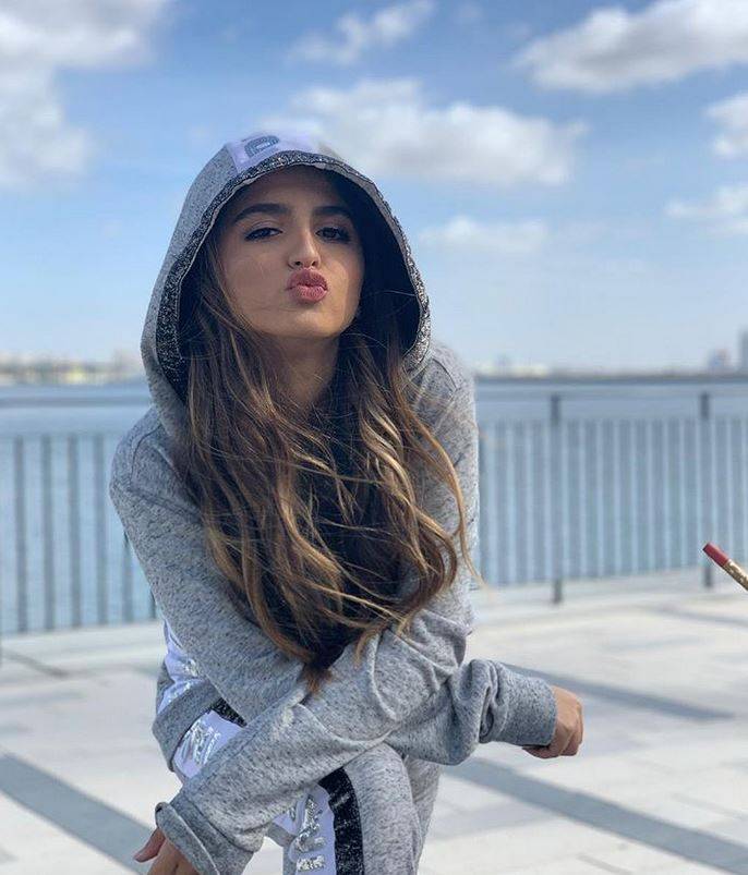 بالفيديو والصورة – حلا الترك تحدث ضجة بظهورها مع هذا الشاب ووالدتها من دون حجاب
