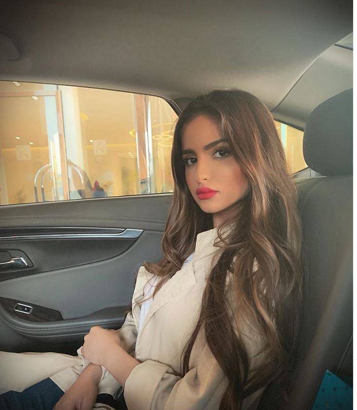 بالفيديو – حلا الترك ترتبك وتشعر بالخوف في مكان عام مع شاب... شاهدوا السبب