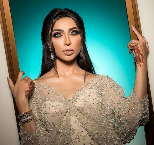 بالصور - دنيا بطمة تفاجئ الجميع بلوك مختلف.. هذا ما وضعته على رأسها واحدث ضجة