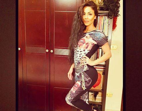 دوللي شاهين تثير الجدل بإطلالة جريئة