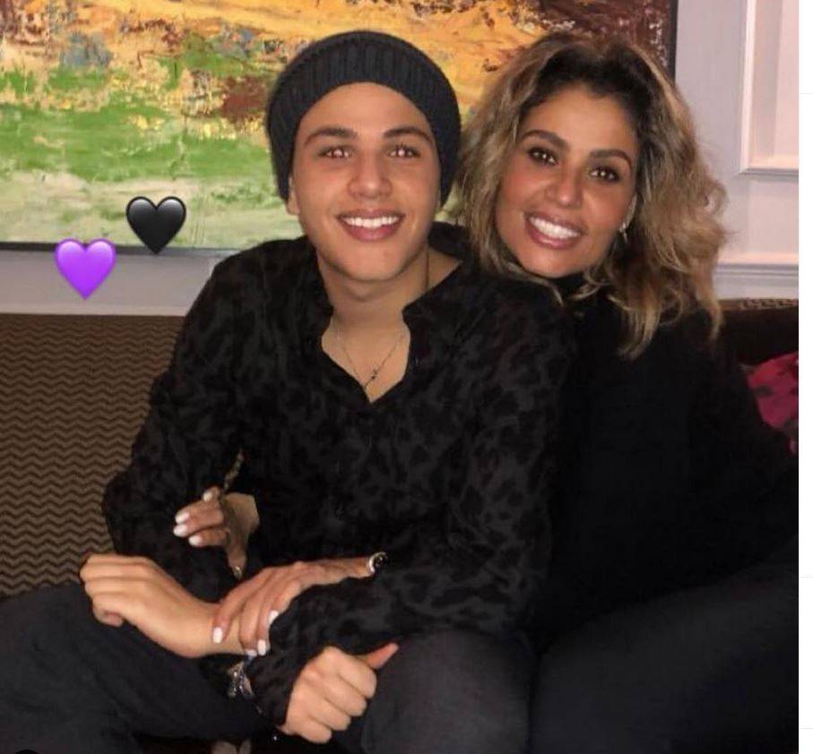 بالصور – شاهدوا كيف أصبحت دينا الشربيني نسخة عن زوجة عمرو دياب