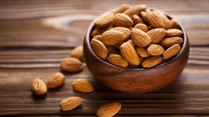 ما هي فوائد اللوز للمرأة الحامل والجنين؟