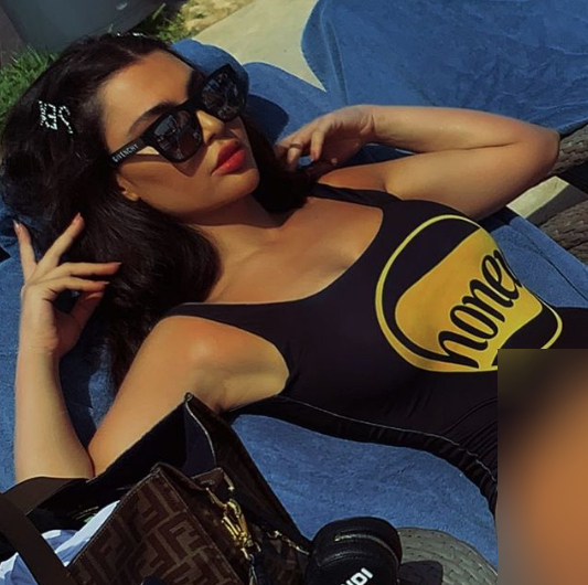 بالصور - قمر ونجمات أخريات بملابس البحر على خطى كيم كرداشيان