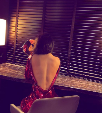 بالصور - من هذه النجمة اللبنانية بقصة الظهر المكشوف