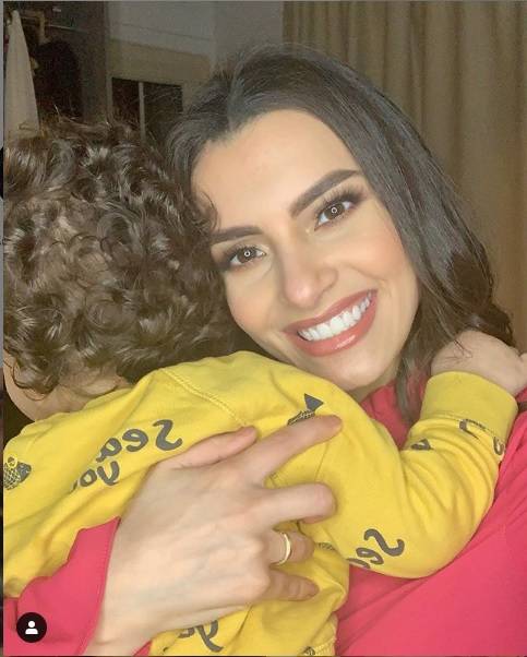 بسبب صورتها مع ابنها.. انتقادات قاسية لكارمن سليمان