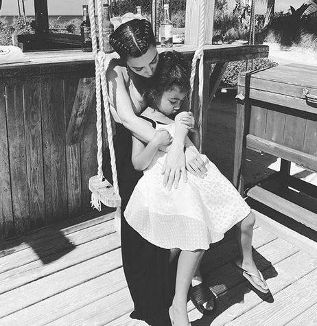 بالصور - هكذا احتفلت كيم كارداشيان بميلاد ابنتها الكبرى