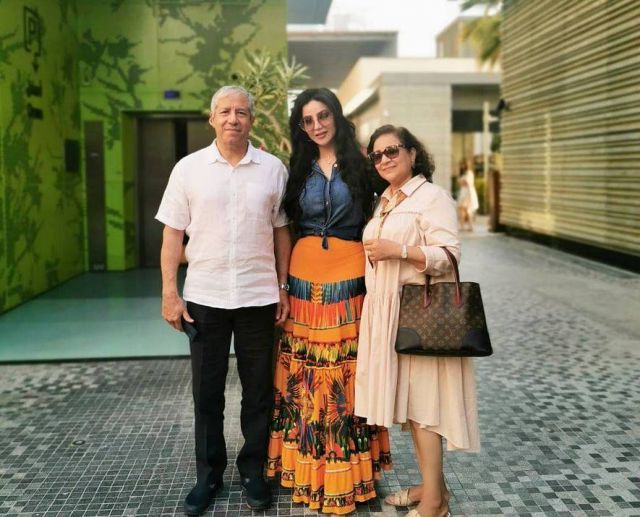 بالفيديو – لجين عمران تستلقي بملابس صيفية على كرسي المسبح وتشعل المواقع... شاهدوها