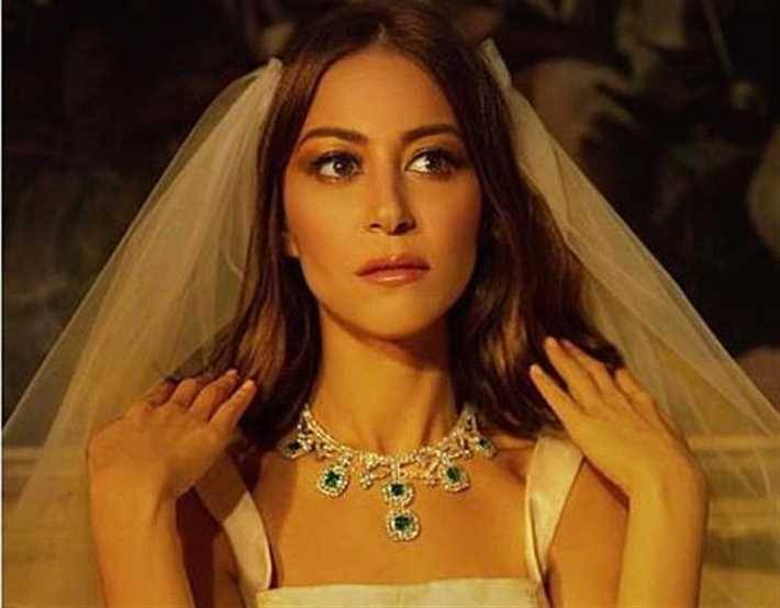 منة شلبي بفستان زفاف.. وإعلامية شهيرة تسألها: هل نويت الزواج؟