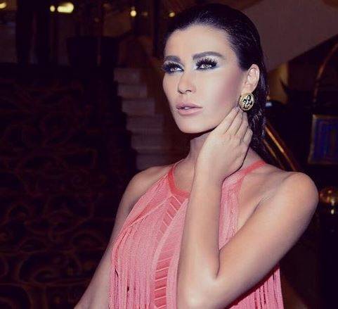 بالفيديو - انتقادات حادة لنادين الراسي بسبب حركاتها الغريبة مع ابنها على البحر