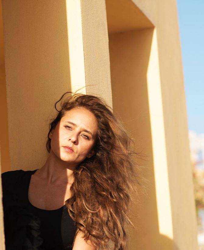 بالصور- فستان البطانة الشفاف ينتقل إلى نيللي كريم... شاهدوا ماذا ارتدت وفاجأت الجميع