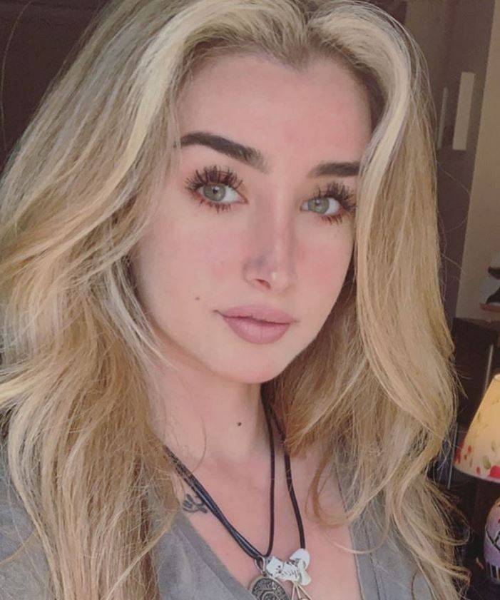 بالصورة – هنا الزاهد تشعل المواقع بفستانها الشفاف... هذا ما كشفه