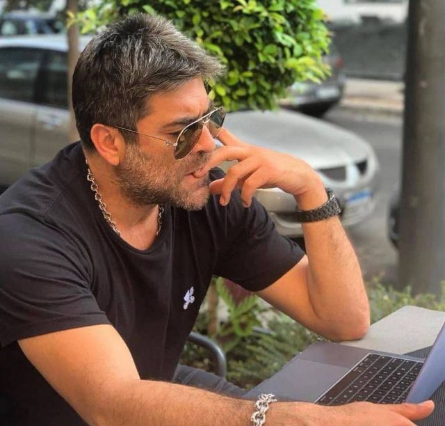 بالفيديو – بعد ضجة طلاقه وائل كفوري يصدم الجميع بتصرف غريب... هذا ما فعله بقالب الحلوى