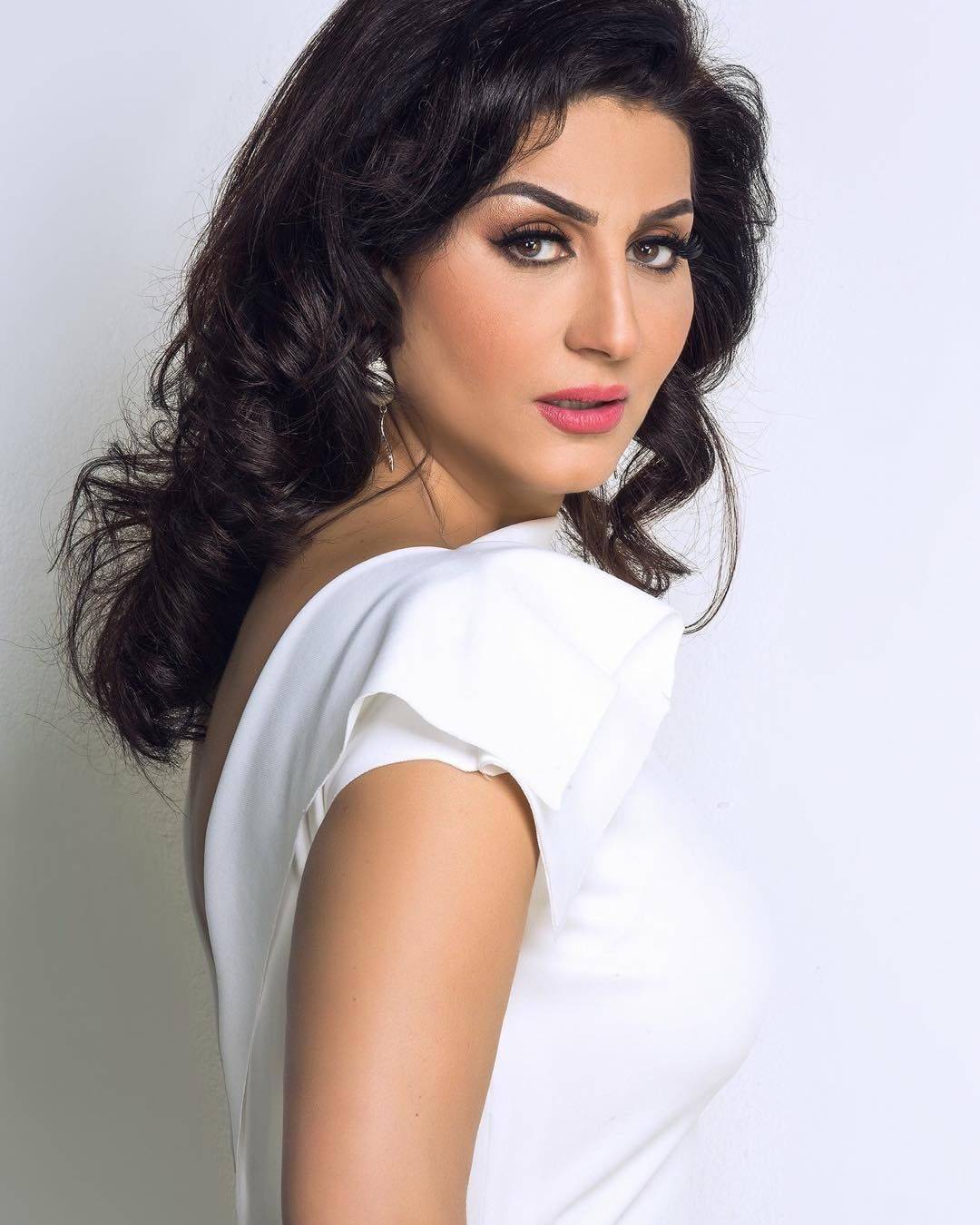 بالفيديو - بعد التسبب في بكائها.. وفاء عامر تعتذر من طفلة صغيرة