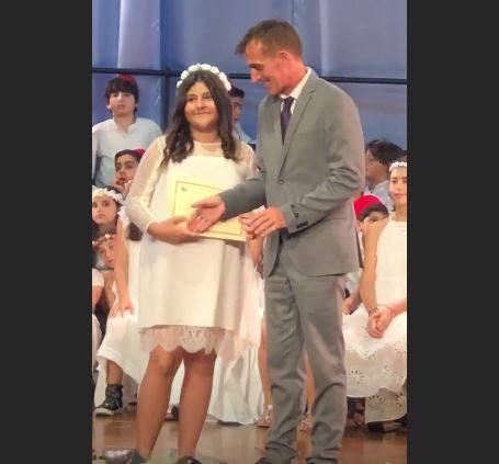 بالصور - خمنوا هذه الفتاة إبنة اي نجمة لبنانية شهيرة