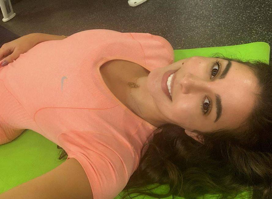 بالصورة –ياسمين صبري في ظهور جريء جداً في النادي الرياضي... ما قصة الطيران؟