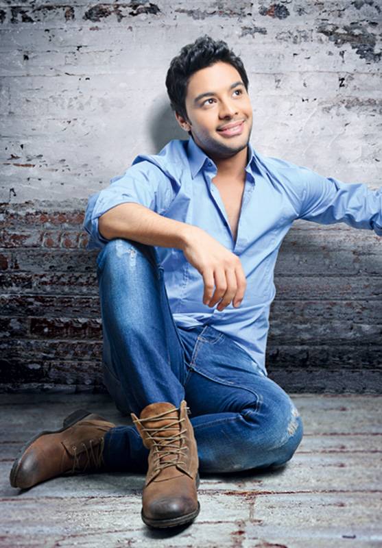 بعد أن تعرضت يده للكسر - 
أحمد جمال
سأكرر ما فعله عمرو دياب ومحمد حماقي