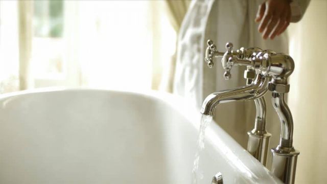 غضب عارم بسبب فيديو نجمة خليجية من حوض الاستحمام... وهي تتحدى 