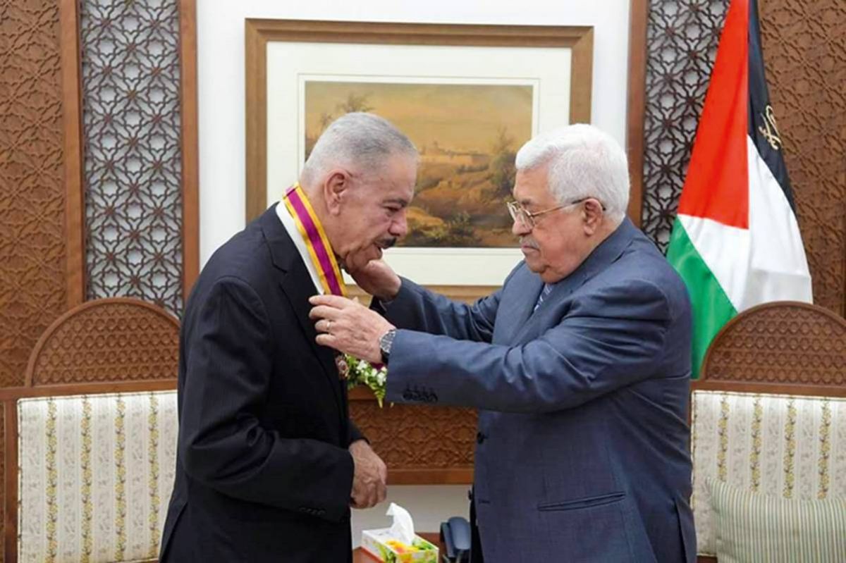 يحيى يخلف: 
جائزة ملتقى الرواية العربية وسام على صدر الثقافة الفلسطينية