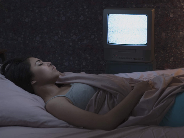 مفاجأة - النوم أمام شاشة التلفزيون يسبب اكتساب هذا العدد من الكيلوغرامات