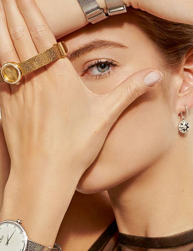 ساعة La Mini D De Dior Satine من الذهب الأصفر مع تاج مرصع بالماس. ساعة La D De Dior Satine من الفولاذ الصامد وعرق اللؤلؤ الأبيض، مع تاج مرصع بالماس الساعات من Dior Timepieces أقراط الأذنين Rose Des Vents من الذهب الأبيض والماس من مجوهرات ديور الراقية Dior Fine Jewellery