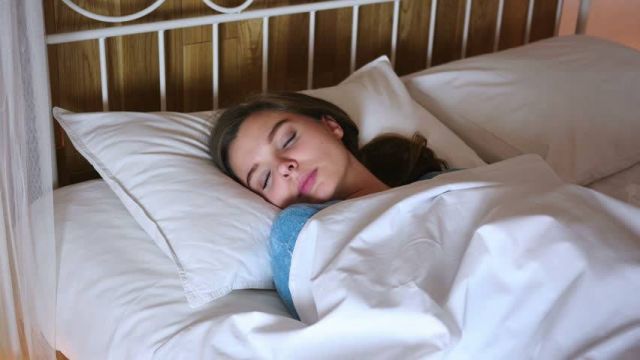 هل تعرفين أن النوم في غرفة مضاءة يسبب زيادة وزنك؟ إليك التفاصيل