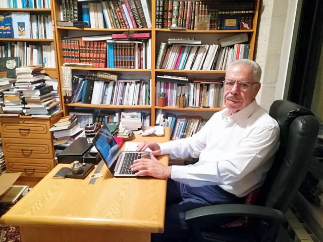 يحيى يخلف فى مكتبته