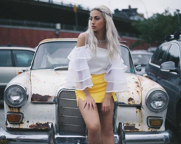 بالفيديو - الفاشينيستا السعودية مودل روز ترد على منتقدي كشف بطنها