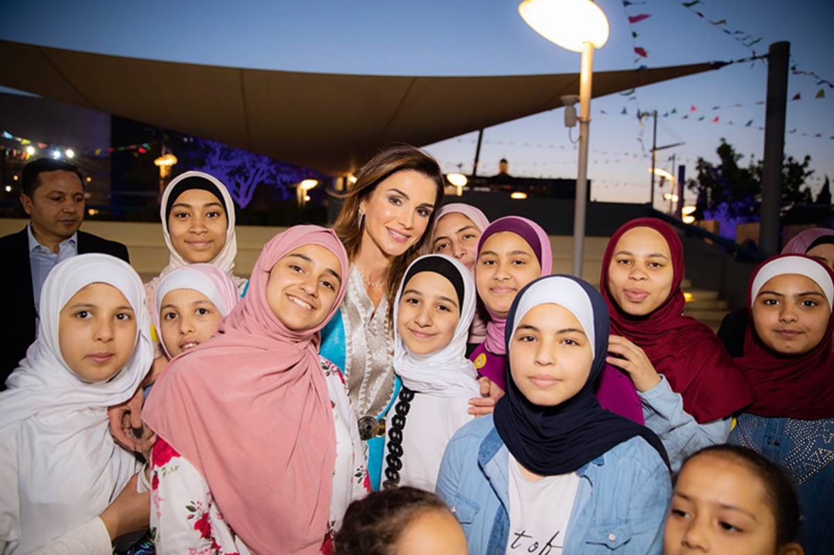 الملك عبدالله الثاني والملكة رانيا
يقيمان مأدبة إفطار للأيتام