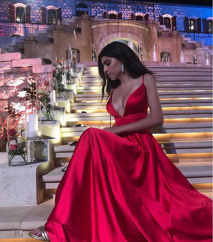 بالصورة – بإطلالة جريئة... هذه الحسناء إبنة فنانة لبنانية