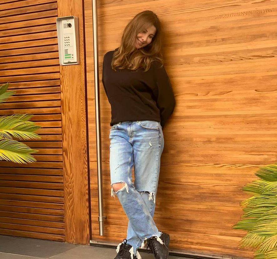 بالفيديو –إطلالة نانسي عجرم البسيطة والمحتشمة في السعودية تبهر الجميع... شاهدوها