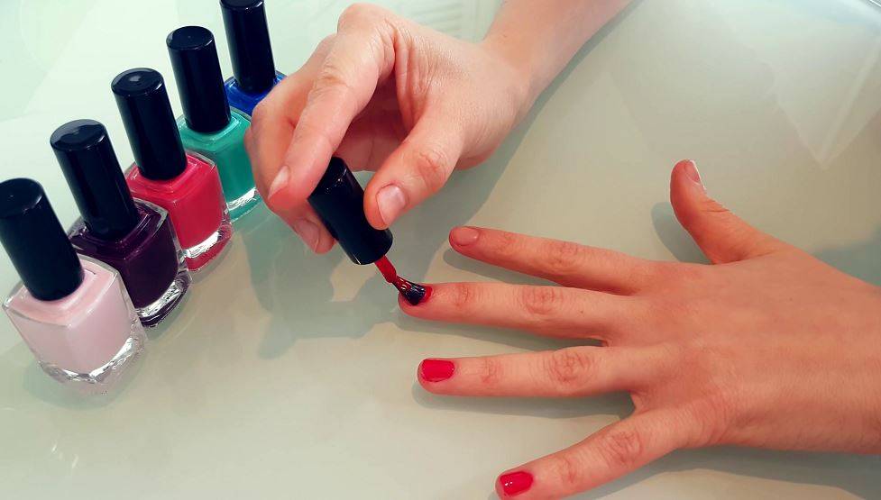 حيلة لم تجربيها قبل اليوم لتجفيف طلاء الأظافر في ثوان