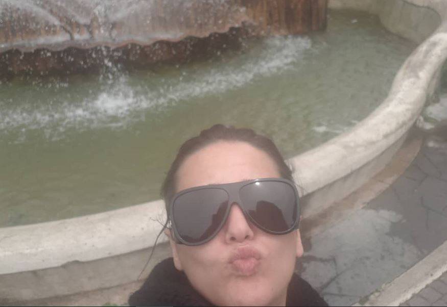 ممثلة عربية تخرق كل الحدود بفستانها الفاضح... قماش شفاف وخيوط وهذه التفاصيل