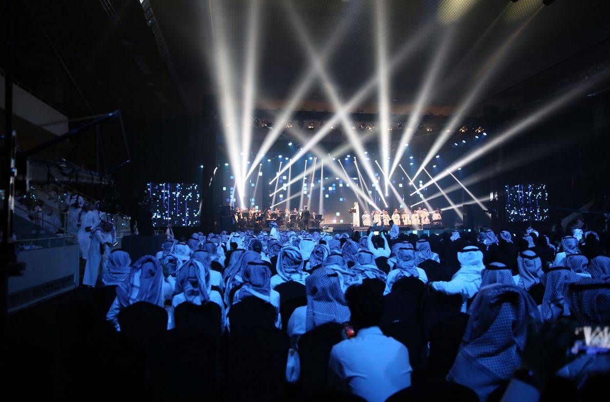 بالفيديو – الجمهور يطالب هذا الفنان الخليجي بإخلاء المسرح لمطرب آخر... شاهدوا ردّ فعله