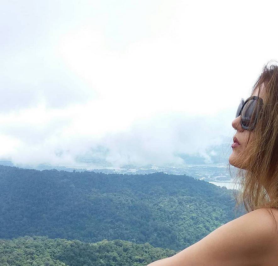 بالصور – ممثلة سورية شهيرة تتحول إلى شخص آخر... شاهدوا ما تغير في شكلها