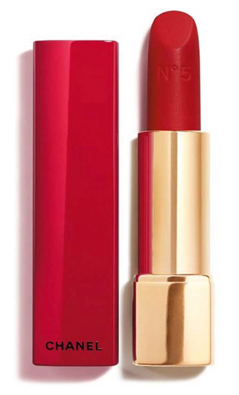 أحمر شفاه ساطع لجمال آسر هذا الصيف