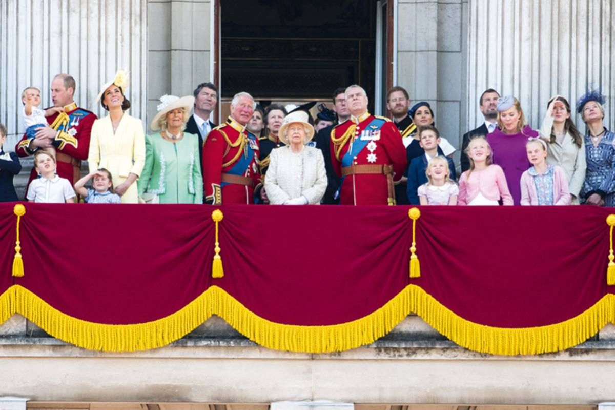 الأمير لويس يخطف الأنظار في عيد الملكة إليزابيث!