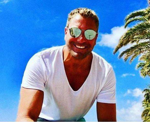 تامر هجرس ينشر صورة ابنته وزوجته.. والجمهور يعلق: مين بنتك ومين مراتك؟
