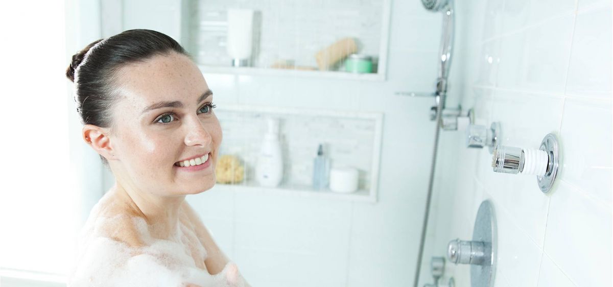 لهذا السبب لا تربطي شعرك أثناء الاستحمام... الضرر أكثر من تصورك