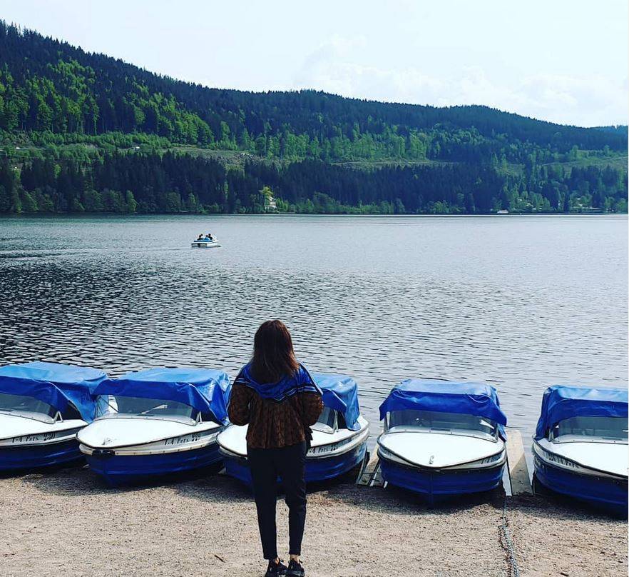 بالصورة – شاهدوا كيف بدت ملامح إليسا أثناء تلقيها العلاج... وما التفصيل الذي أشعل المواقع؟