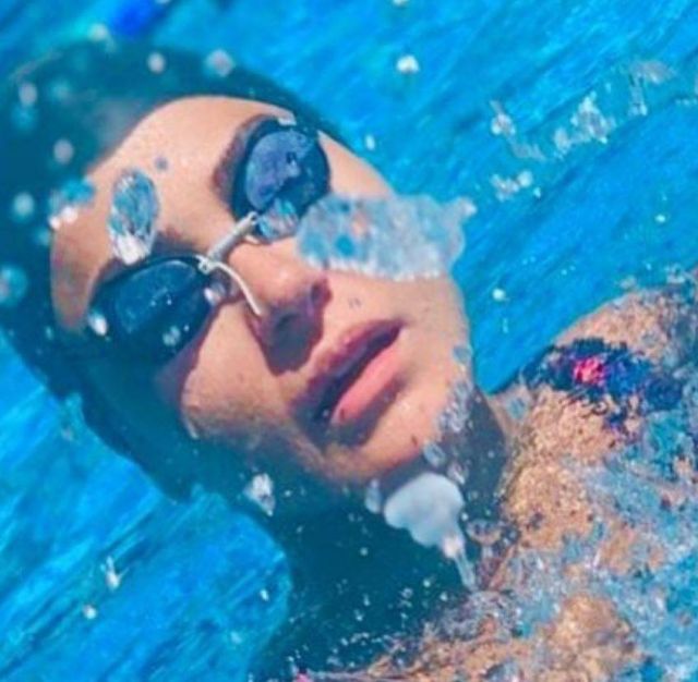 بالصورة – فنانة سورية تزيل المكياج وتظهر ملامحها الطبيعية للمرة الأولى... شاهدوها