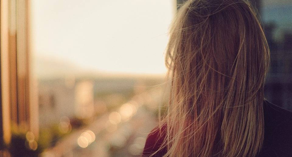 بالصورة – فستان فنانة لبنانية شهيرة يكشف ملابسها الداخلية... البطانة مجدداً