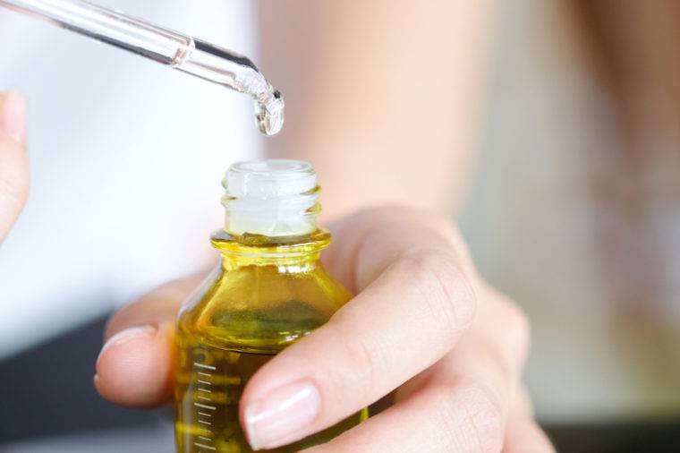 هذا الزيت يمنع نمو الشعر الزائد بسرعة بعد إزالته... وما قصة الماء والليمون؟