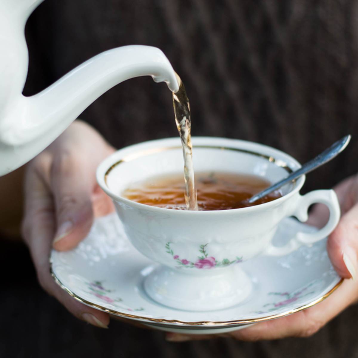 هذا ما يجب إضافته إلى الشاي الأحمر ليصبح شراباً حارقاً للدهون