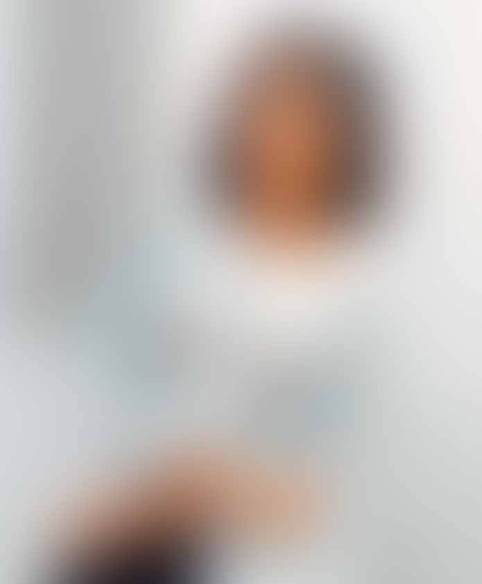 نجم شهير يسخر من لون بشرة فنانة خليجية... 