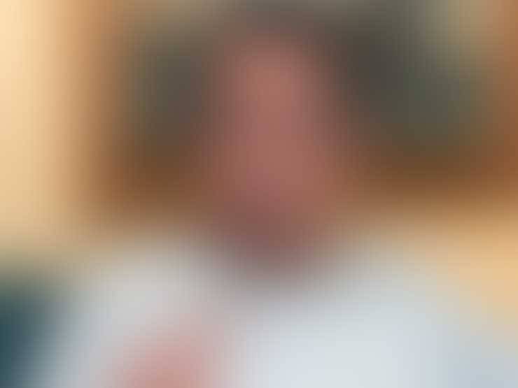 زوجة مؤلف شهير تفجر مفاجأة: مريض بجلطة في المخ منذ عامين وفاقد للوعي