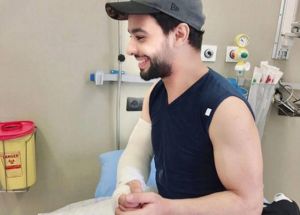 بالصور - الظهور الأول لنجم "آراب أيدول" بعد إصابة ذراعه.. أين كان وماذا فعل؟