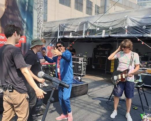 أفراد فرقة محمد منير يرحبون به