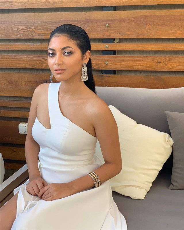 الفنانة مي الغيطي