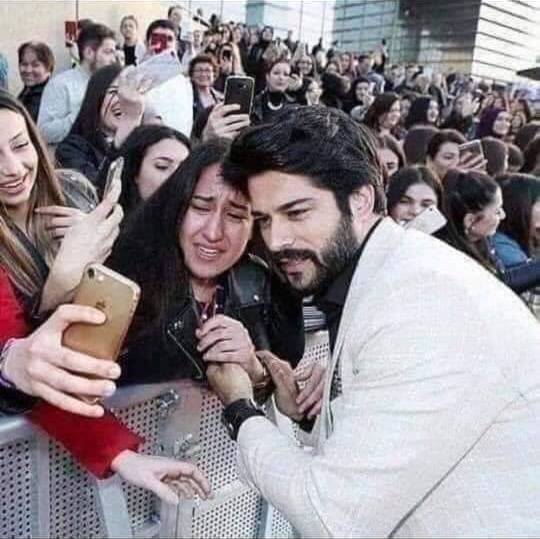 نجمة لبنانية عن معجبات بوراك أوزجيفيت: 