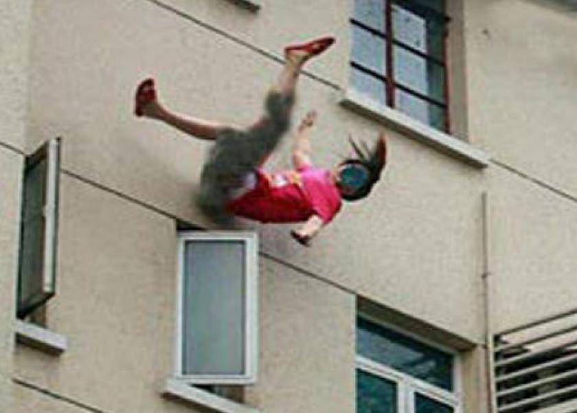 فتاة تلقي بنفسها من الطابق الرابع هربا من والدها المتحرش!